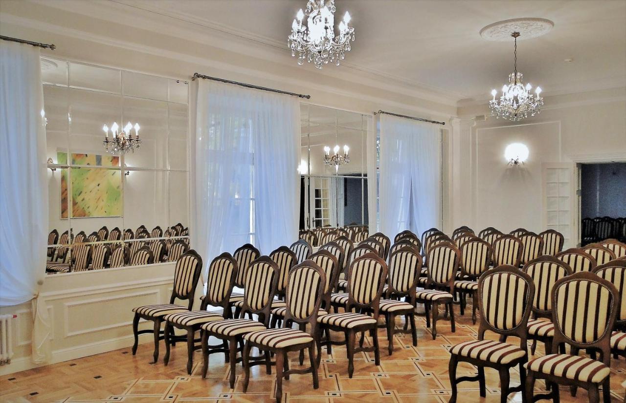 Palac Kobylin Екстер'єр фото
